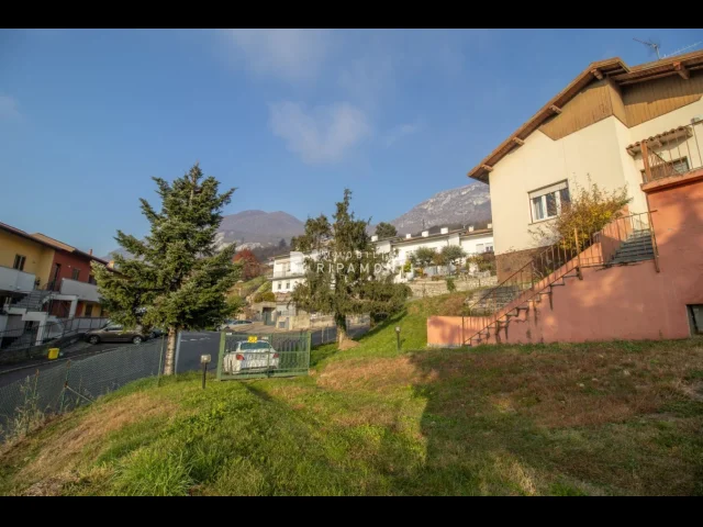 Appartamenti in Vendita - Villa singola con terreno edificabile a civate