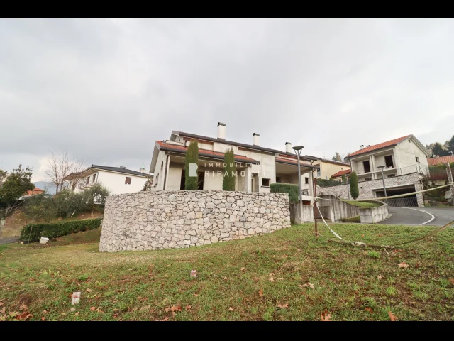 Appartamenti in Vendita - Villa bifamiliare in vendita a oggiono.