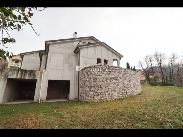 Appartamenti in Vendita - Villa bifamiliare in vendita a oggiono.