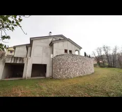 Appartamenti in Vendita - Villa bifamiliare in vendita a oggiono.
