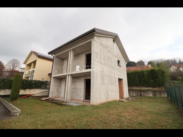 Appartamenti in Vendita - Villa singola in vendita a oggiono