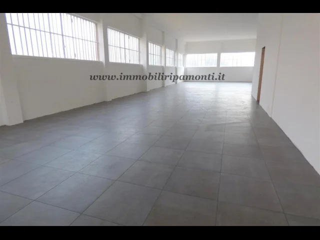 Negozio con parcheggio in vendita a lecco.