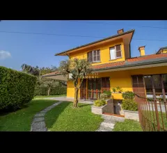 Appartamenti in Vendita - Villa bifamiliare a vercurago