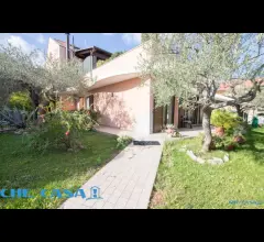 Soluzione indipendente con ampio giardino curato.