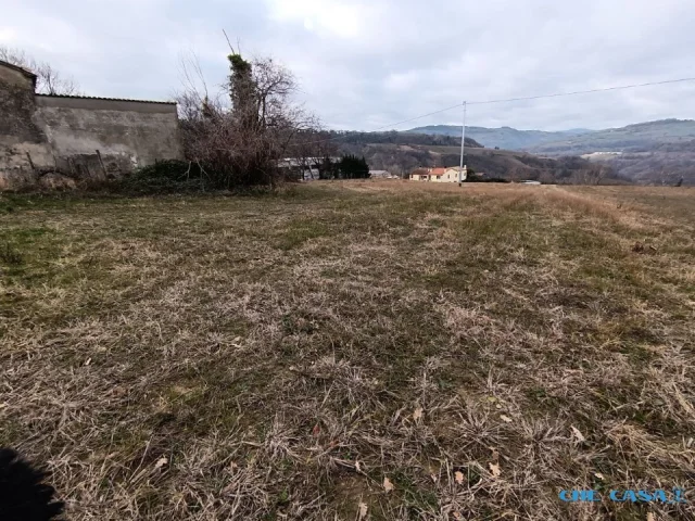 Appartamenti in Vendita - Casa indipendente con terreno da ristrutturare