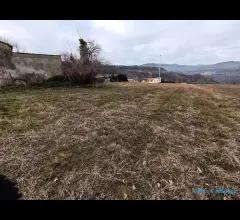 Appartamenti in Vendita - Casa indipendente con terreno da ristrutturare