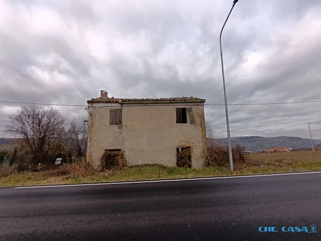 Appartamenti in Vendita - Casa indipendente con terreno da ristrutturare