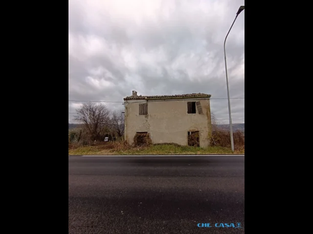 Appartamenti in Vendita - Casa indipendente con terreno da ristrutturare
