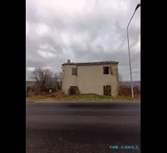Appartamenti in Vendita - Casa indipendente con terreno da ristrutturare