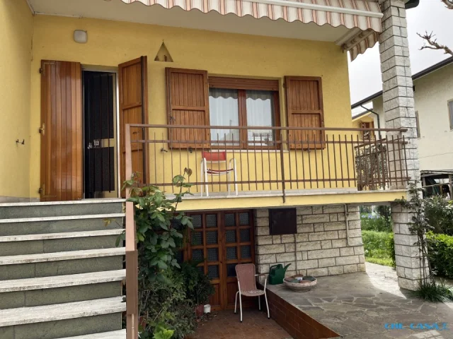 Riccione punta dell'est casa indipendente con giardino