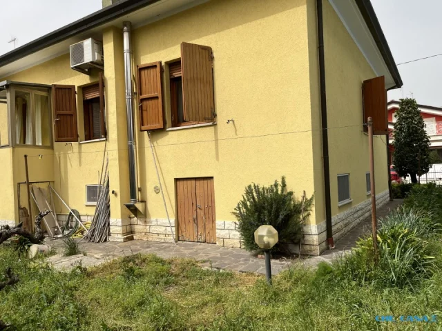 Appartamenti in Vendita - Riccione punta dell'est casa indipendente con giardino