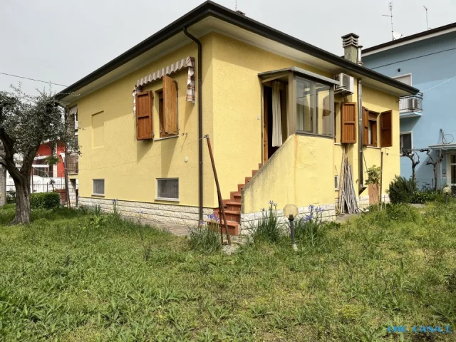 Appartamenti in Vendita - Riccione punta dell'est casa indipendente con giardino