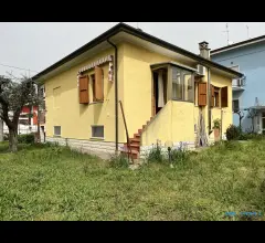 Appartamenti in Vendita - Riccione punta dell'est casa indipendente con giardino