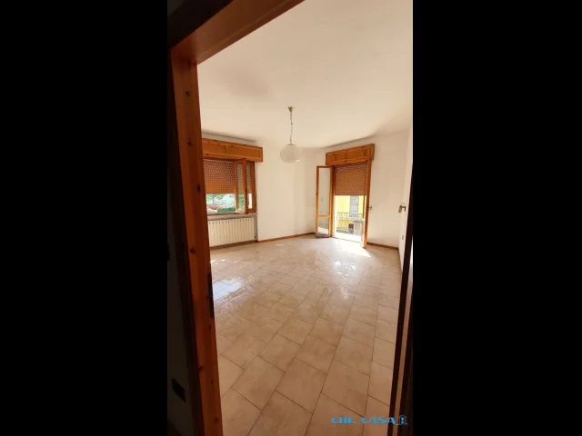 Appartamenti in Vendita - Appartamento semi indipendente con locali commerciali