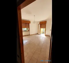 Appartamenti in Vendita - Appartamento semi indipendente con locali commerciali