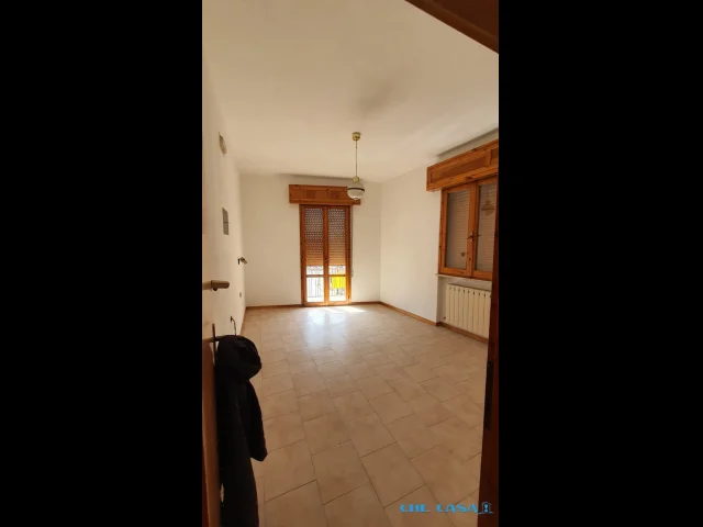 Appartamenti in Vendita - Appartamento semi indipendente con locali commerciali