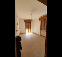 Appartamenti in Vendita - Appartamento semi indipendente con locali commerciali
