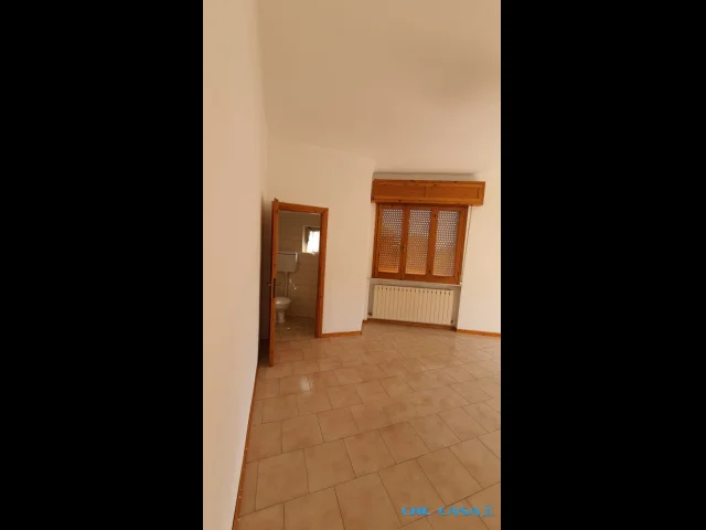 Appartamenti in Vendita - Appartamento semi indipendente con locali commerciali