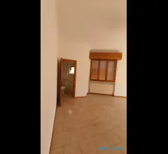 Appartamenti in Vendita - Appartamento semi indipendente con locali commerciali