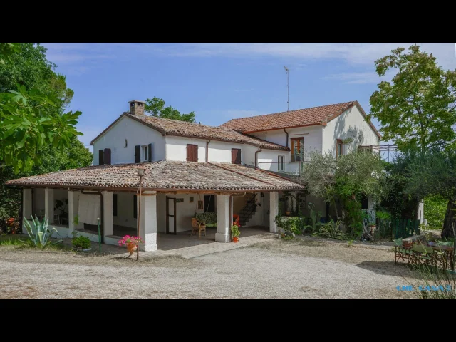 Villa casale sulle colline di coriano con parco circostante