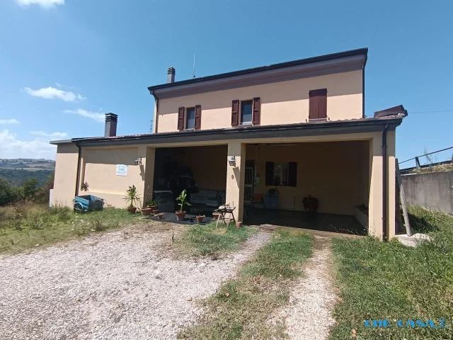 Porzione di bifamiliare con giardino