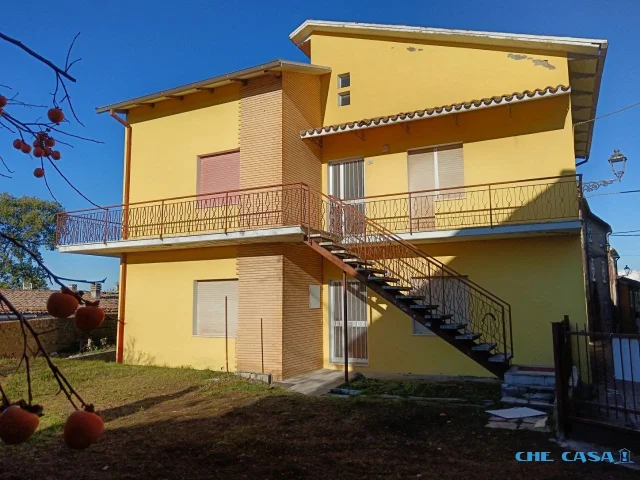 Appartamenti in Vendita - Casa bifamiliare con giardino