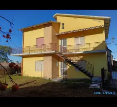 Casa bifamiliare con giardino