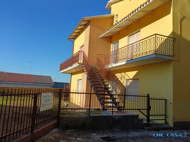 Appartamenti in Vendita - Casa bifamiliare con giardino