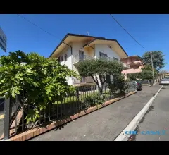 Riccione casa bifamigliare con giardino privato