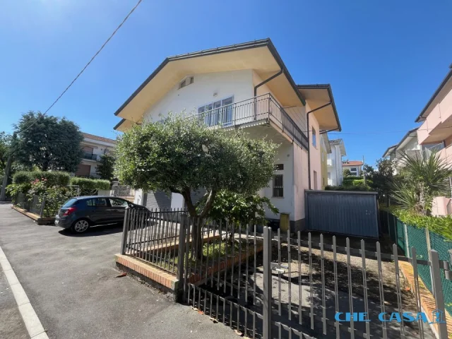 Appartamenti in Vendita - Riccione casa bifamigliare con giardino privato