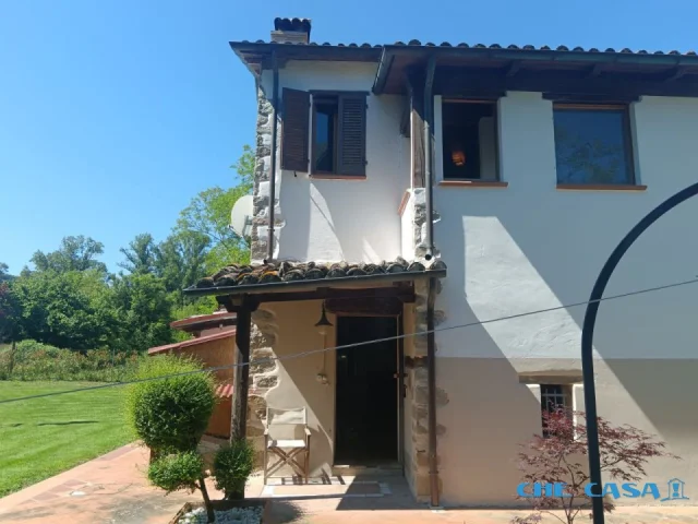Appartamenti in Vendita - Casa indipendente con giardino