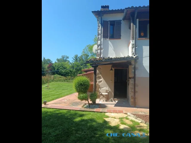 Appartamenti in Vendita - Casa indipendente con giardino