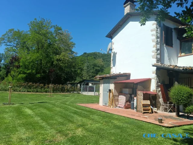 Appartamenti in Vendita - Casa indipendente con giardino