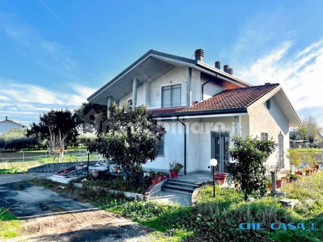 Appartamenti in Vendita - Casa totalmente indipendente  del 2005 con giardino