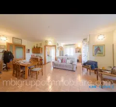 Appartamenti in Vendita - Casa totalmente indipendente  del 2005 con giardino