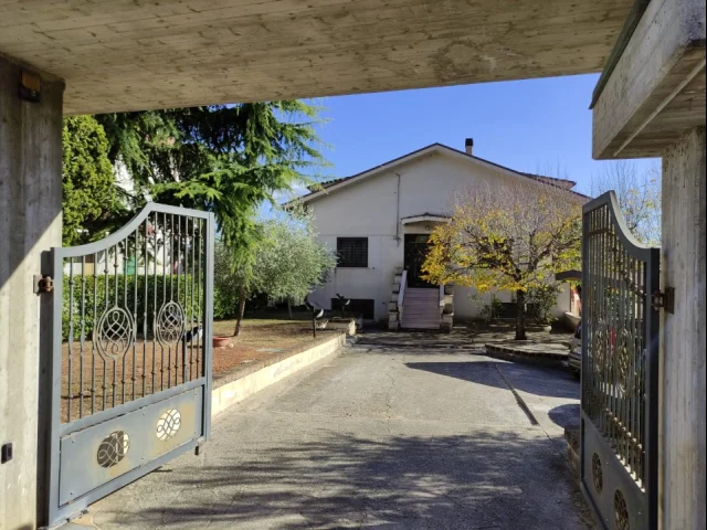 Appartamenti in Vendita - Villa indipendente con ampio giardino e accessori