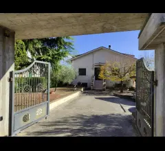 Villa indipendente con ampio giardino e accessori