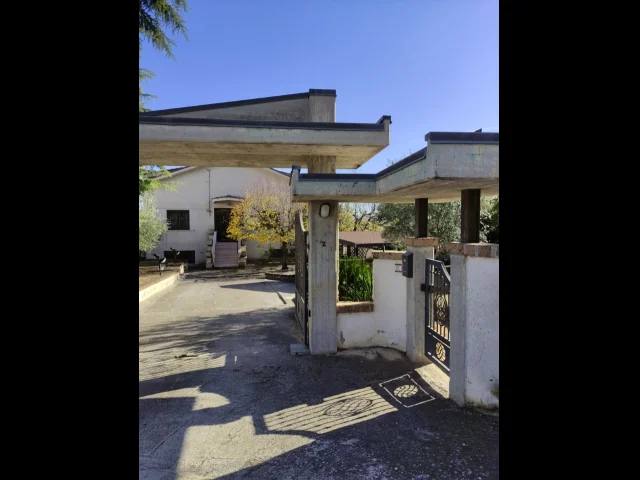 Appartamenti in Vendita - Villa indipendente con ampio giardino e accessori