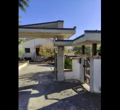 Appartamenti in Vendita - Villa indipendente con ampio giardino e accessori