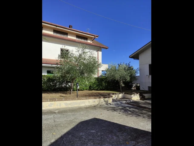 Appartamenti in Vendita - Villa indipendente con ampio giardino e accessori