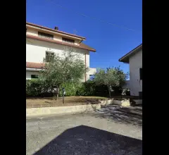 Appartamenti in Vendita - Villa indipendente con ampio giardino e accessori