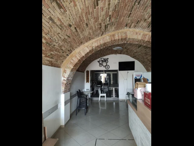 Appartamenti in Vendita - Vendita / locazione locale adibito a bar / ristorante