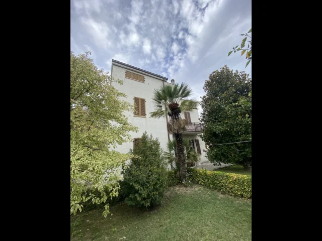 Appartamenti in Vendita - Villa indipendente con giardino e accessori