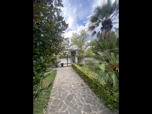 Appartamenti in Vendita - Villa indipendente con giardino e accessori