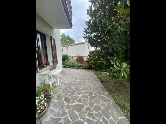 Appartamenti in Vendita - Villa indipendente con giardino e accessori