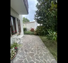 Appartamenti in Vendita - Villa indipendente con giardino e accessori