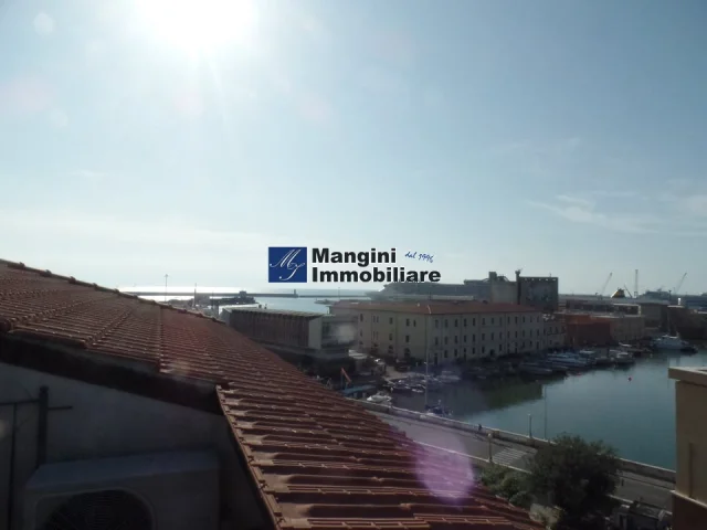 Appartamenti in Vendita - Zona porto con splendida vista mare