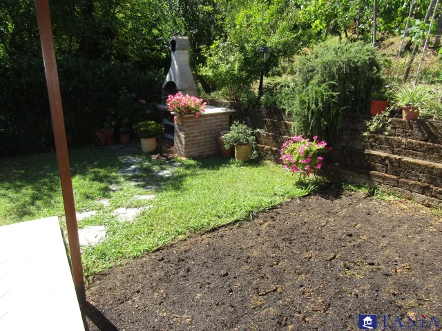 Appartamenti in Vendita - Casa indipendente in zona stabbio rif 4230