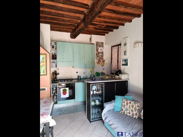 Appartamenti in Vendita - Porzione di casa sant'antonio con aia rif 4305