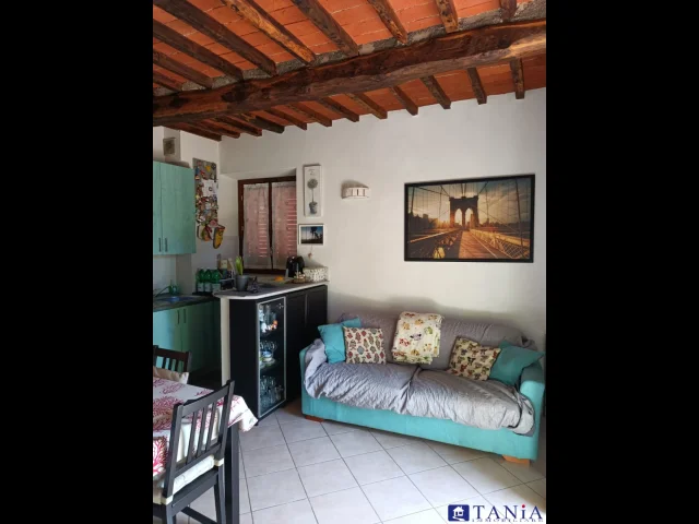 Appartamenti in Vendita - Porzione di casa sant'antonio con aia rif 4305
